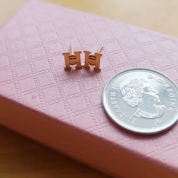 Letter earrings - Picture 4 of 7